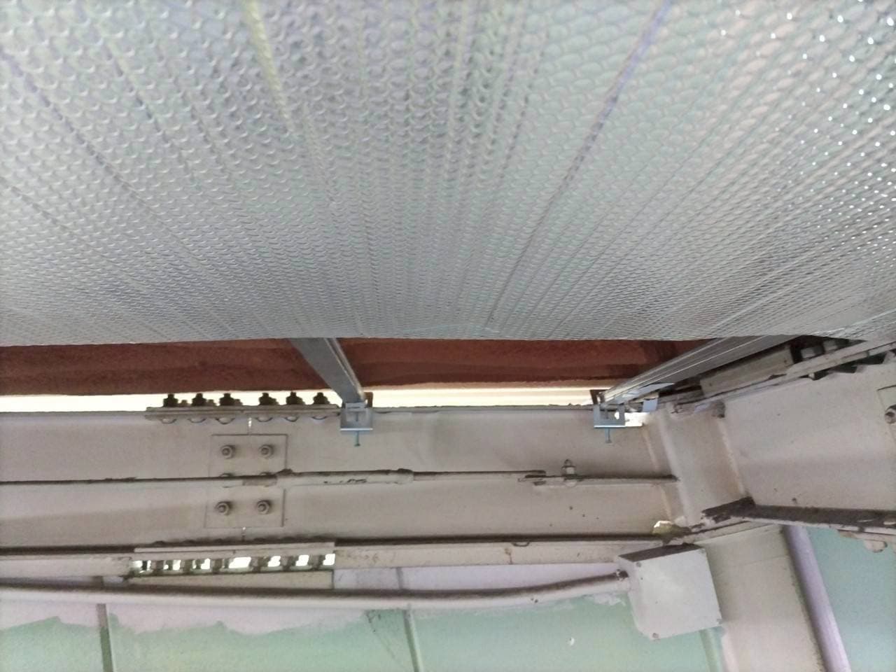 埼玉県立蕨高等学校・サーモバリア屋根下工法の施工中（その4）