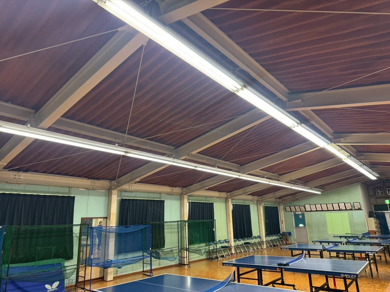 埼玉県立蕨高等学校・卓球練習場の施工前。折板屋根下の天井付近（その1）