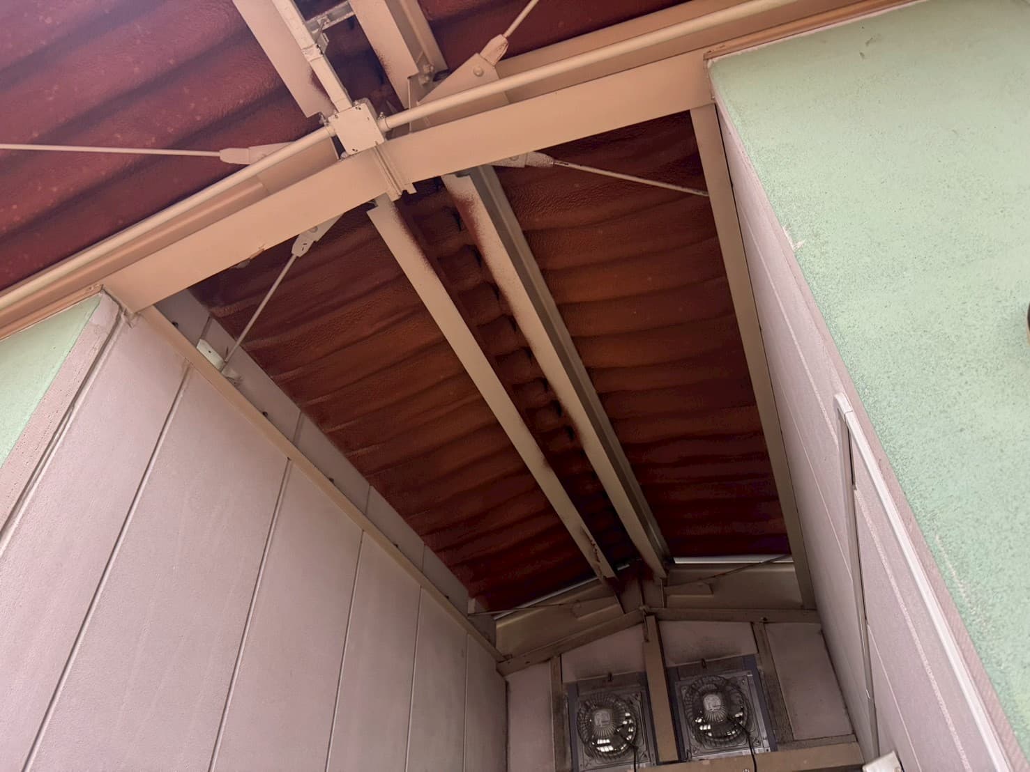 埼玉県立蕨高等学校・卓球練習場の施工前。折板屋根下の天井付近（その2）