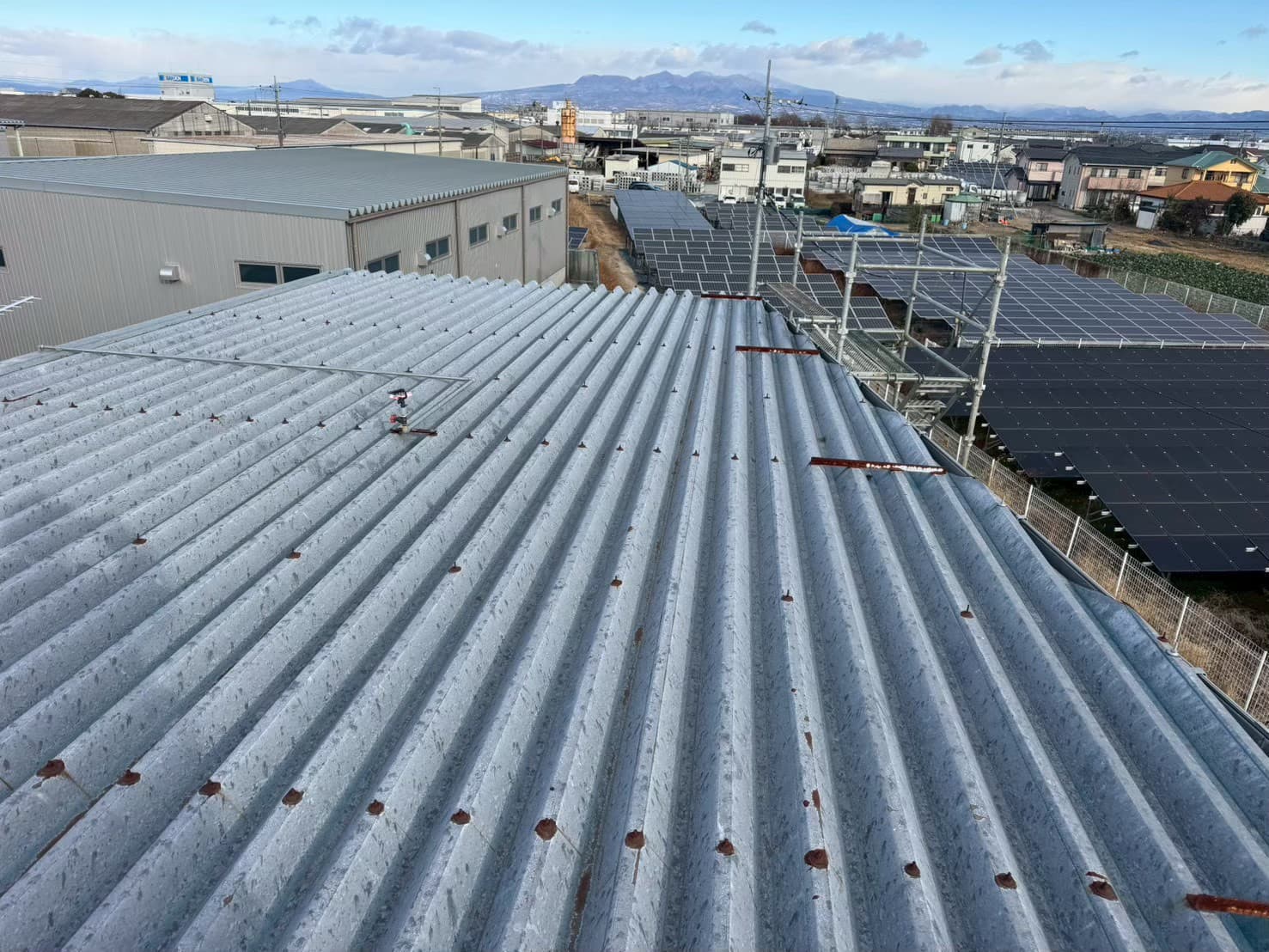 群馬県伊勢崎市・山田設備工業株式会社様・施工前の折板屋根（その2）